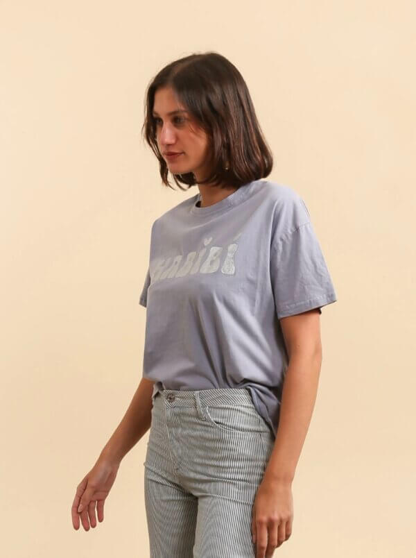 Tee-shirt HABIBI bleu denim/argent – Image 3