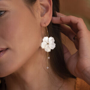 Boucles d'oreilles fleurs nacre grand modèle